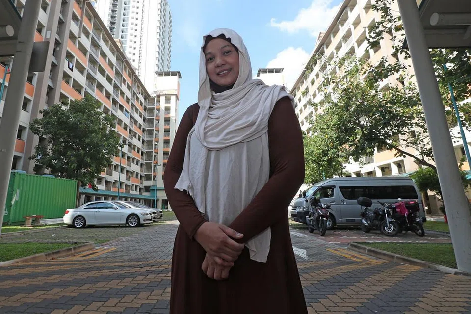 'IBU GG': Selain menjalankan tanggungjawab sebagai ibu lima anak, Cik Suraiyah Mohamed Ghaus turut menunjukkan keprihatinan dan kasih sayang kepada kanak-kanak lain di kawasan kejiranannya di Jalan Tenteram. - Foto BH oleh TIMOTHY DAVID