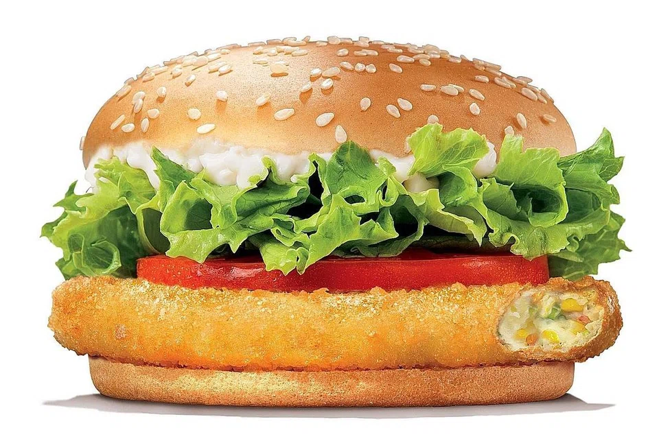 BK VEGGIE: Mengandungi patti yang dibuat menggunakan ramuan lobak, jagung, kentang dan kacang edamame, diselitkan di antara dua ban bijan bersama hirisan tomato segar, daun salad rangup dan mayones berkrim. - Foto BURGER KING