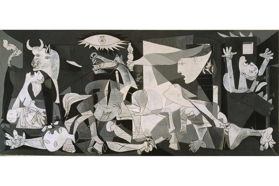 'GUERNICA' OLEH PICASSO: Lukisan ini menggambarkan manusia dan binatang yang organnya diputarbelitkan dan dicantumkan semula di bahagian lain tubuh-tubuh yang simpang-siur dalam susunan geometrik. - Foto MUZIUM REINA SOFIA MADRID