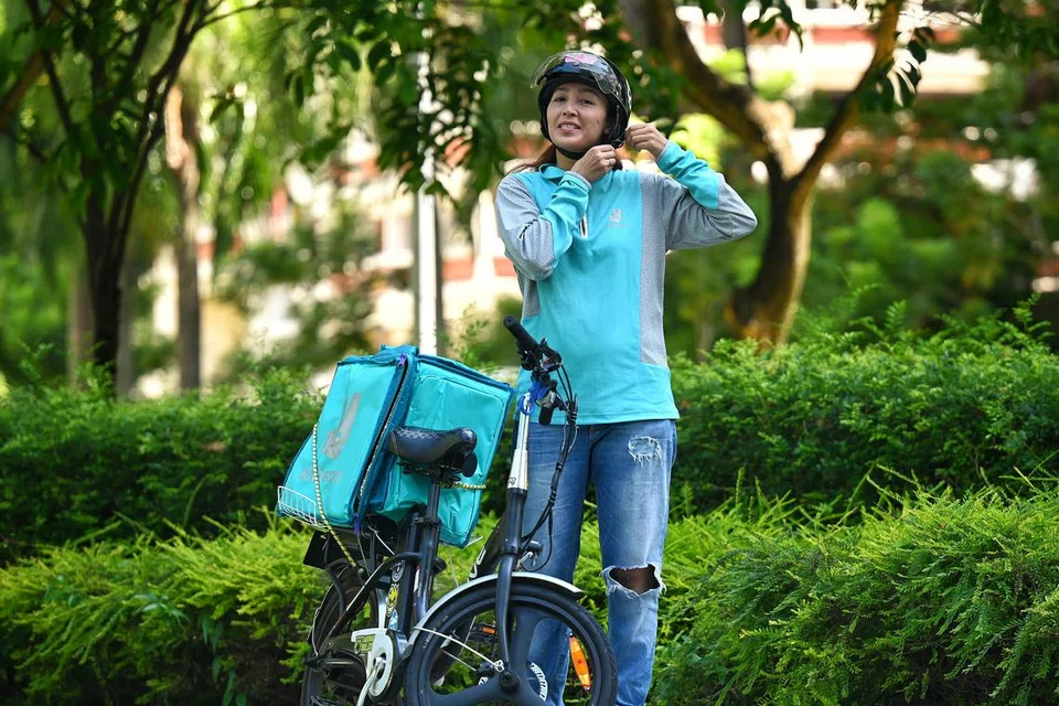 Sejak 2020, Cik Melissa Sailla, memilih pekerjaan sebagai penghantar makanan dan bertugas dengan, Deliveroo, selepas meninggalkan pekerjaan dalam bidang pentadbiran di sebuah kementerian.