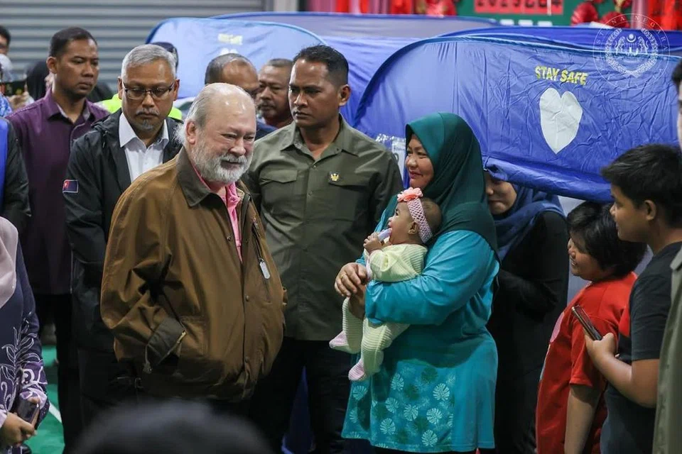 Yang di-Pertuan Agong Malaysia, Sultan Ibrahim, melawat mangsa banjir di Kota Tinggi, Johor.
