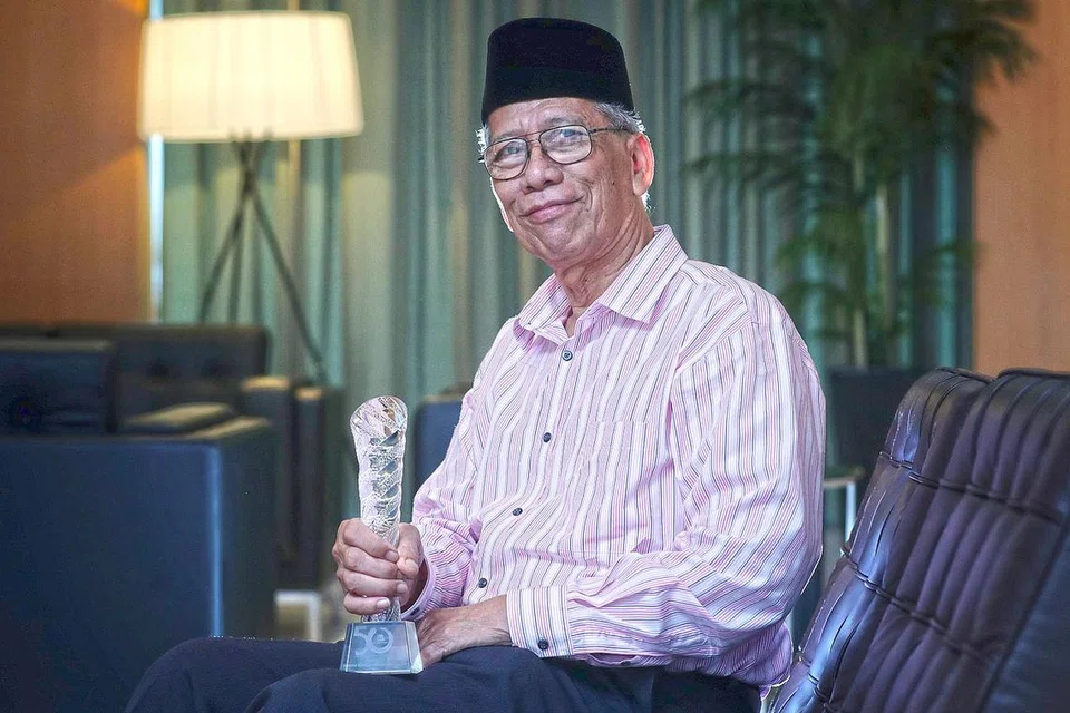 SUMBANGAN DIIKTIRAF: Cikgu Ma'mun diiktiraf Muis dengan Anugerah Pemimpin Madrasah Kontemporari awal tahun ini sempena sambutan ulang tahun ke-50 Muis atas sumbangannya kepada sektor madrasah. - Foto fail 