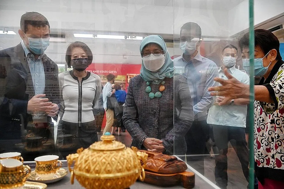 KHAZANAH NEGARA: Puan Halimah (tiga dari kiri) dan Encik Fernandez (paling kiri) di pembukaan semula Galeri Warisan Istana dan pelancaran projek multimedia Art of Diplomacy, semalam. - Foto BH oleh KUA CHEE SIONG