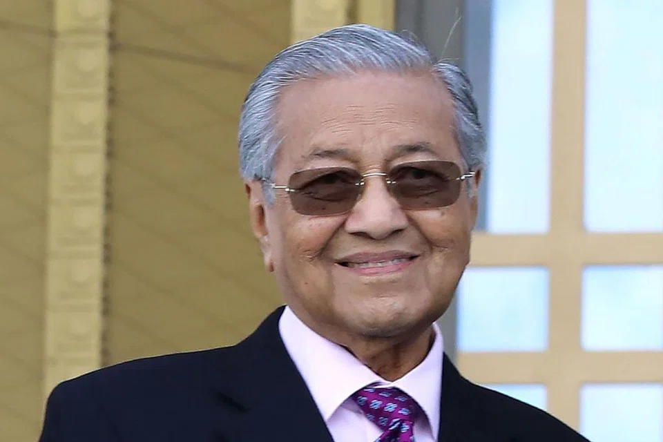 DR MAHATHIR MOHAMED: Perdana Menteri Malaysia ini pemimpin Bersatu, yakni parti yang juga Datuk Azmin didakwa bakal sertai. 