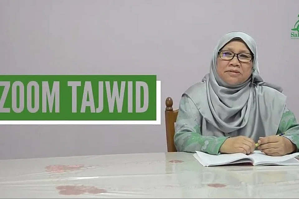USTAZAH ASMAK AWANG: Mengajar tentang asas-asas peraturan tajwid. beliau menerangkan bagaimana mengenali dan melafazkan huruf-huruf idgham, serta menerangkan dengan jelas apakah itu idgham bilaghunnah dan iqlab. - Foto SALAMSG TV
