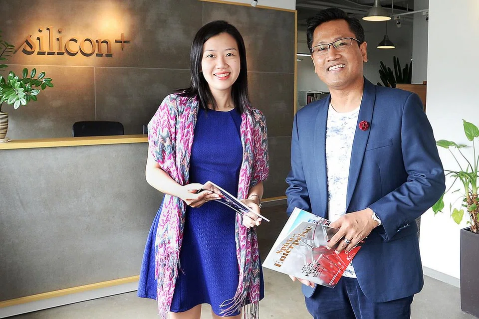 PUPUK SEMANGAT KEUSAHAWANAN: Encik Sa'at ingin melihat lebih ramai usahawan yang lahir di Singapura. Bersamanya ialah isteri beliau, Cik Michelle, di pejabat mereka di Silicon+. - Foto JOHARI RAHMAT