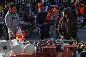 Seorang peniaga Palestin menjual tanglung tradisional, fanous di bandar Rafah, selatan Jaluran Gaza, pada 5 Mac, di tengah-tengah usaha perantaraan Qatar dan Mesir untuk mencapai gencatan senjata antara Israel dengan Hamas menjelang Ramadan. 