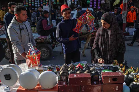 Seorang peniaga Palestin menjual tanglung tradisional, fanous di bandar Rafah, selatan Jaluran Gaza, pada 5 Mac, di tengah-tengah usaha perantaraan Qatar dan Mesir untuk mencapai gencatan senjata antara Israel dengan Hamas menjelang Ramadan. 