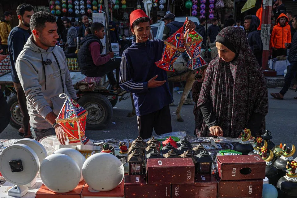 Seorang peniaga Palestin menjual tanglung tradisional, fanous di bandar Rafah, selatan Jaluran Gaza, pada 5 Mac, di tengah-tengah usaha perantaraan Qatar dan Mesir untuk mencapai gencatan senjata antara Israel dengan Hamas menjelang Ramadan. 