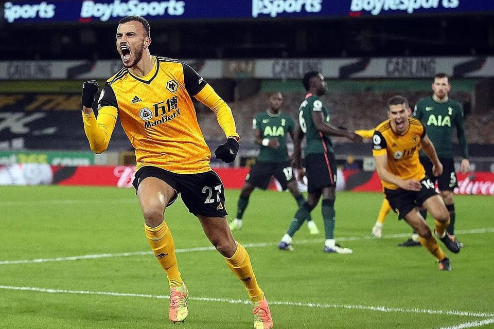 LEBIH BERSEMANGAT: Gol Romain Saiss empat minit sebelum wisel penamat menghadiahkan Wolves satu mata dalam perlawanan seri 1-1 menentang Tottenham di Molineux kelmarin. - Foto AFP