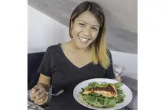 PELBAGAI KHASIAT: Ikan salmon, terutama jenis yang liar, mengandungi banyak khasiat dan sesuai dimasak dalam pelbagai jenis lauk. Cik Aqilah Norazman menunjukkan hidangan 'Sambal Ikan Salmon dan Bayam Muda' yang dihasilkannya. - Foto BH oleh IQBAL FAIZAL