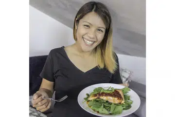 PELBAGAI KHASIAT: Ikan salmon, terutama jenis yang liar, mengandungi banyak khasiat dan sesuai dimasak dalam pelbagai jenis lauk. Cik Aqilah Norazman menunjukkan hidangan 'Sambal Ikan Salmon dan Bayam Muda' yang dihasilkannya. - Foto BH oleh IQBAL FAIZAL