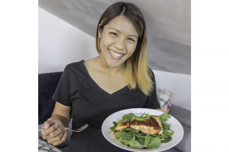 PELBAGAI KHASIAT: Ikan salmon, terutama jenis yang liar, mengandungi banyak khasiat dan sesuai dimasak dalam pelbagai jenis lauk. Cik Aqilah Norazman menunjukkan hidangan 'Sambal Ikan Salmon dan Bayam Muda' yang dihasilkannya. - Foto BH oleh IQBAL FAIZAL