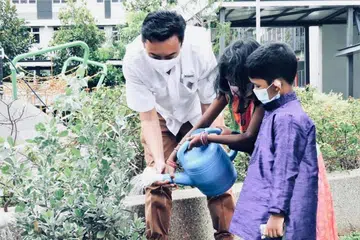 AKTIVITI MENGHIJAU: Pengerusi Majlis Bandaran Jalan Besar, Dr Wan Rizal Wan Zakariah, dalam satu acara menanam pokok pada November 2020. Beliau akan memimpin pasukan bertindak 'Action for Green Towns' (Tindakan bagi Bandar Hijau) yang baru dibentuk. - Foto PARTI TINDAKAN RAKYAT (PAP) 