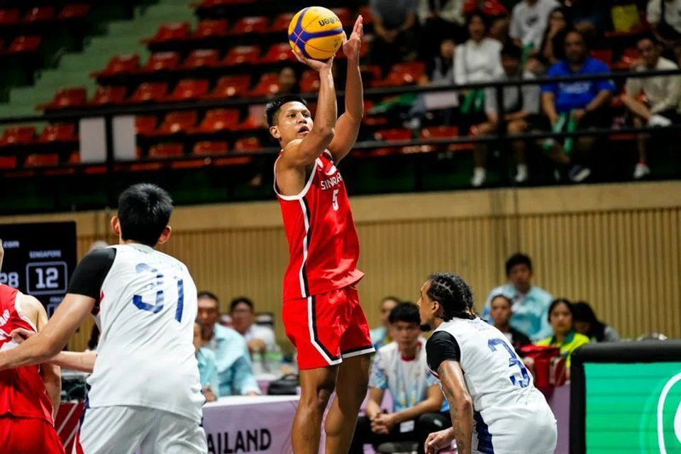 Pemain bola keranjang negara, Nur Aufa Emil Putra, 24 tahun (jersi merah), ketika beraksi dalam final menentang Thailand pada 11 Disember.