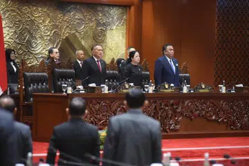 Dewan Perwakilan Rakyat (DPR) Indonesia menolak keputusan Mahkamah Perlembangaan dan menetap umur minimum  calon gabenor 30 tahun dan calon bupati serta datuk bandar 25 tahun pada tarikh pelantikan rasmi dan bukan pada tarikh pendaftaran sebagai calon.