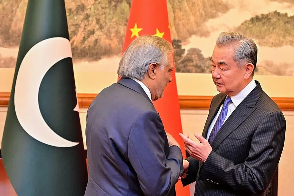 China dan Pakistan telah mengemukakan inisiatif lima perkara untuk memulihkan keamanan dan kestabilan di rantau Teluk dan Timur Tengah dalam rundingan Menteri Luar China, Encik Wang Yi (kanan) dengan rakan sejawatannya daripada Pakistan, Encik  Ishaq Dar, di Beijing pada 31 Mac 2026.