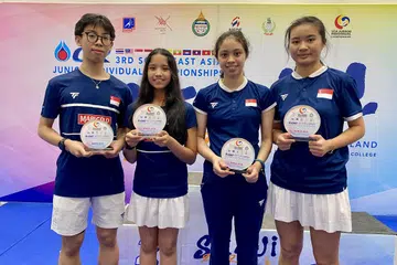 Para pemain skuasy Singapura (dari kiri) Ethan Kuan, Kareena Sashikumar, Naisha Singh, dan Ong Zhe Sim, memenangi pingat emas dalam Kejohanan Perseorangan Junior Asia Tenggara pada 13 Mei. 