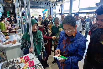 MAKLUMAT LANJUT: Dr Maliki (dua dari kanan) yang diiringi Ustaz Azri (kanan) dan mantan Presiden Muhammadiyah, Ustaz Shaik Hussain Shaik Yacob (tiga dari kanan), membaca risalah yang mengandungi maklumat tentang menjadi ibu bapa titipan yang telah disediakan oleh Muhammadiyah sewaktu majlis pelancaran semalam. - Foto BH oleh ZALEHA ABDUL KADER