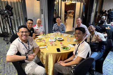 Menteri Negara Kanan (Pertahanan merangkap Tenaga Manusia), Encik Zaqy Mohamad (tengah), bersama anggota jawatankuasa kumpulan sukarelawan di sesi iftar Rangkaian Sukarela Imran (IMVNSG) untuk penduduk kejiranan Marsiling pada 8 Mac.