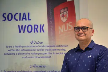 VALEDICTORIAN KERJA SOSIAL: Encik Yahya Abdul Razak, 48 tahun, menamatkan pengajian di Universiti Nasional Singapura (NUS) dengan Diploma Siswazah dalam Kerja Sosial pada Khamis dan dipilih sebagai Valedictorian kerana keputusan cemerlang.