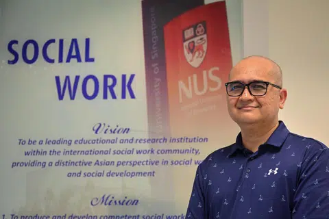 VALEDICTORIAN KERJA SOSIAL: Encik Yahya Abdul Razak, 48 tahun, menamatkan pengajian di Universiti Nasional Singapura (NUS) dengan Diploma Siswazah dalam Kerja Sosial pada Khamis dan dipilih sebagai Valedictorian kerana keputusan cemerlang.