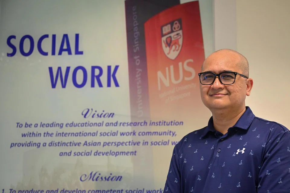 VALEDICTORIAN KERJA SOSIAL: Encik Yahya Abdul Razak, 48 tahun, menamatkan pengajian di Universiti Nasional Singapura (NUS) dengan Diploma Siswazah dalam Kerja Sosial pada Khamis dan dipilih sebagai Valedictorian kerana keputusan cemerlang.