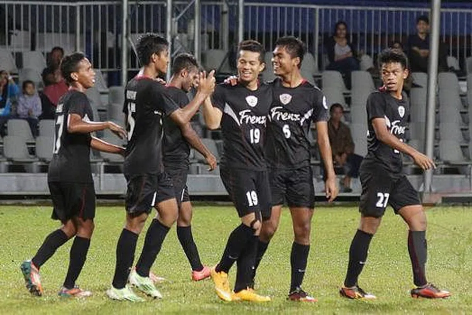 CUNGKIL BAKAT: Kelab Bola Sepak Frenz United (FUFC) cuba sedaya upaya menyediakan wadah untuk anak muda memperbaiki kemahiran bermain bola sepak mereka.