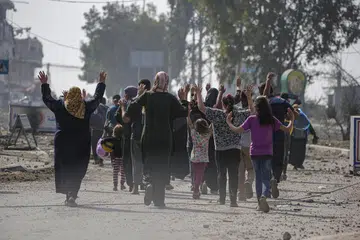 SELAMATKAN DIRI: Para penduduk Palestin berbondong-bondong keluar daripada utara Gaza pada Isnin menyusuli amaran terbaru tentera Israel yang mereka bakal meningkatkan operasi ketenteraan terhadap Hamas. 
