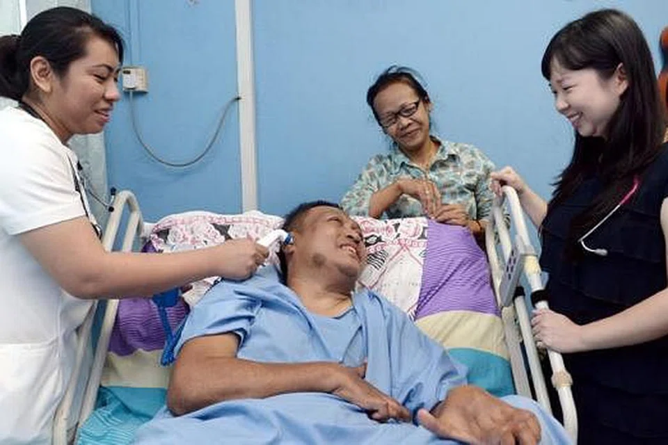GEMBIRA ADA TEMAN: Doktor Residen Jabatan Perubatan Keluarga dan Penjagaan Berterusan SGH, Dr Chia Min Yan (kanan), bersama jururawat, Cik Murnie Osman Zaieuddin (kiri), dan pembantu rumah Encik Ali Mohd Tahir, Cik Indah Wardani Budi Rahayu. Di bawah Program Penjagaan Rumah Peralihan, doktor dan jururawat dari SGH akan melawat Encik Ali kira-kira sekali seminggu bagi meninjau keadaan kesihatannya. - Foto TAUFIK A. KADER