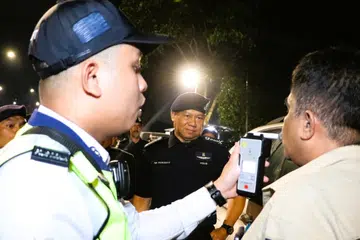 Ketua Polis Johor, Datuk Ab Rahaman Arsad (tengah) melakukan tinjauan pelaksanaan Op Lancar di Johor Bahru.