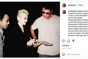 MASIH SEPERTI DAHULU: Mantan wartawan hiburan Encik Roslen Fadzil (kiri) yang berpeluang berbual dengan penghibur legenda Anita Sarawak (tengah), menyatakan bintang itu masih sama tetapi sedih dengan berita yang disebar ramai bahawa dirinya sudah meninggal, sakit atau bercerai dengan suaminya, Encik Mahathir (kanan).