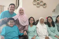 Cik Juniati Idris seronok bersama keluarganya menyambut Hari Raya Haji di perkampungan beliau.