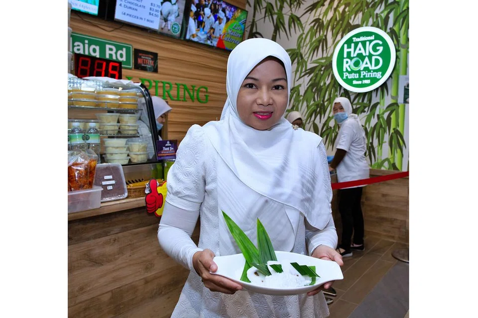 MENERUSKAN LEGASI: Cawangan terbaru di Northpoint City di Yishun membolehkan Cik Aisha menarik pelanggan lebih muda dari pelbagai bangsa. - Foto BH oleh ZALEHA ABDUL KADER