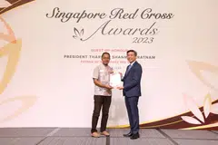 TERIMA ANUGERAH: Encik Mohamad Rozaini Mohamed Jelani, 54 tahun (kiri), menerima Anugerah Kepujian Palang Merah Singapura (SRC) pada 3 Oktober, daripada Encik Tan Kai Hoe, pengerusi SRC. 