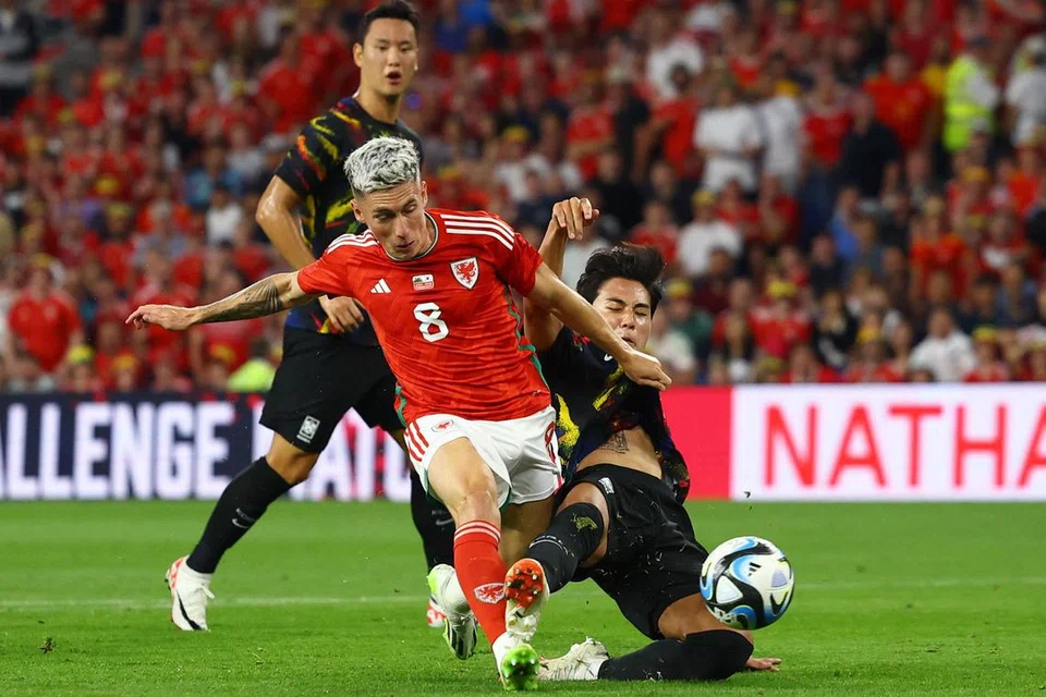 PEMAIN UTAMA: Selepas membuat penampilan pertamanya untuk Wales pada Oktober 2013, Harry Wilson (jersi merah) kini menjadi antara pemain utama dalam skuad negaranya. 