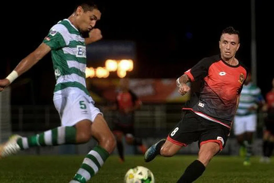 BUAT REMBATAN: Pemain Geylang, Shariff Samat (kiri), melepaskan rembatan sekalipun cuba diadang oleh pemain Brunei DPMM dalam pertemuan pada Sabtu lalu. - Foto THE NEW PAPER