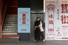 Sepasang kekasih di hadapan sebuah restoran di Beijing, China, 10 September 2025, ketika negara itu giat melaksanakan usaha menyatukan kepelbagaian etniknya di bawah satu identiti nasional menerusi penggunaan bahasa Mandarin.