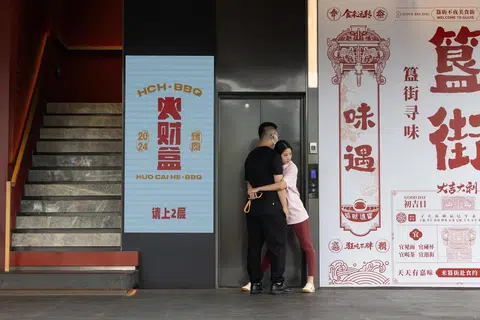 Sepasang kekasih di hadapan sebuah restoran di Beijing, China, 10 September 2025, ketika negara itu giat melaksanakan usaha menyatukan kepelbagaian etniknya di bawah satu identiti nasional menerusi penggunaan bahasa Mandarin.