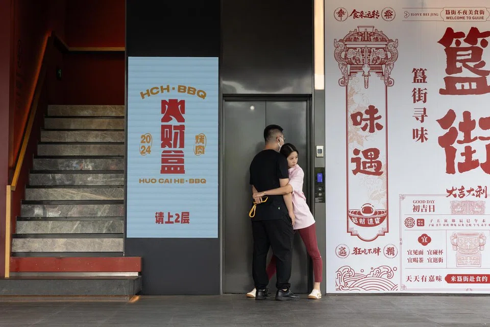 Sepasang kekasih di hadapan sebuah restoran di Beijing, China, 10 September 2025, ketika negara itu giat melaksanakan usaha menyatukan kepelbagaian etniknya di bawah satu identiti nasional menerusi penggunaan bahasa Mandarin.