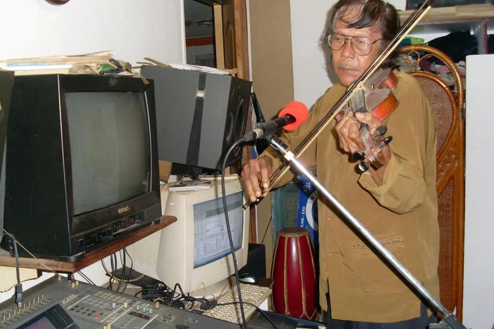 Samsudin Yassin belajar main muzik sendiri sejak tertarik pada lagu-lagu Melayu asli yang didengarnya dalam persembahan selingan bangsawan.