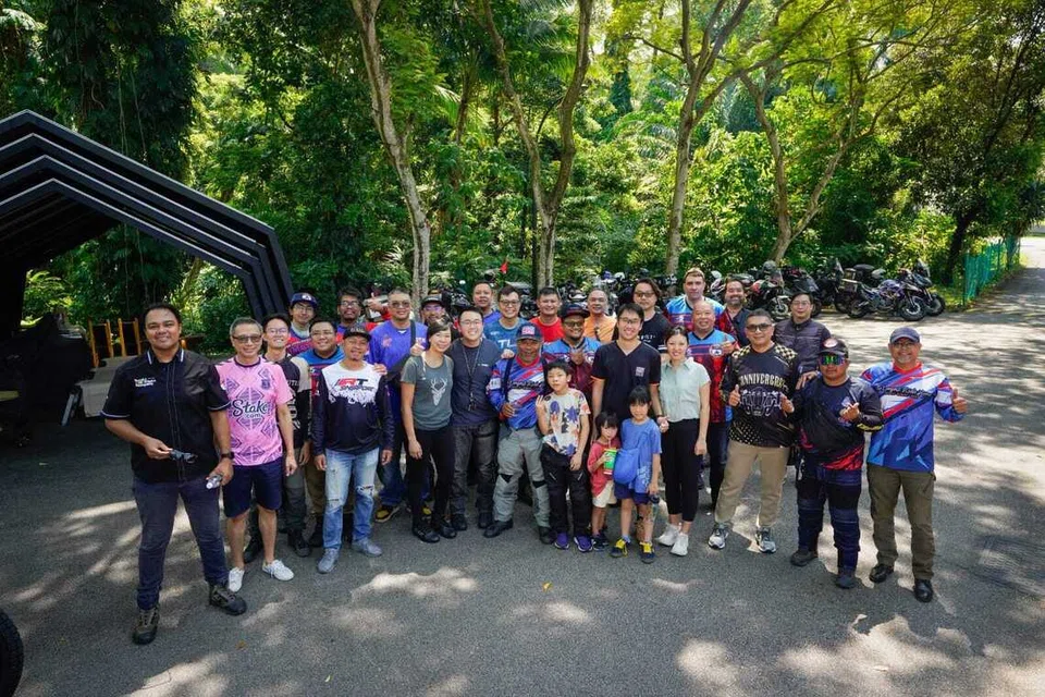 Bersama teman-teman.. Encik Rahim bersama teman-teman dan para penyokong selepas ketibaannya di Singapura pada Ogos selepas perjalanan yang mengambil masa hampir setahun.