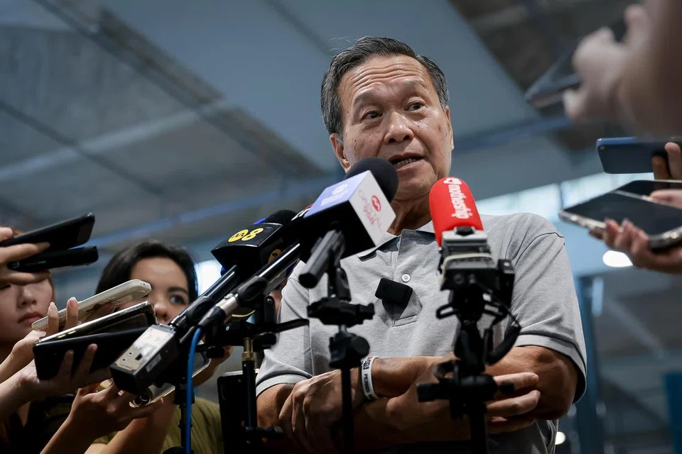ENCIK TAN KIN LIAN: Encik Tan Kin Lian bercakap kepada pihak media sewaktu lawatan di Pusat Penjaja Senja pada Khamis.