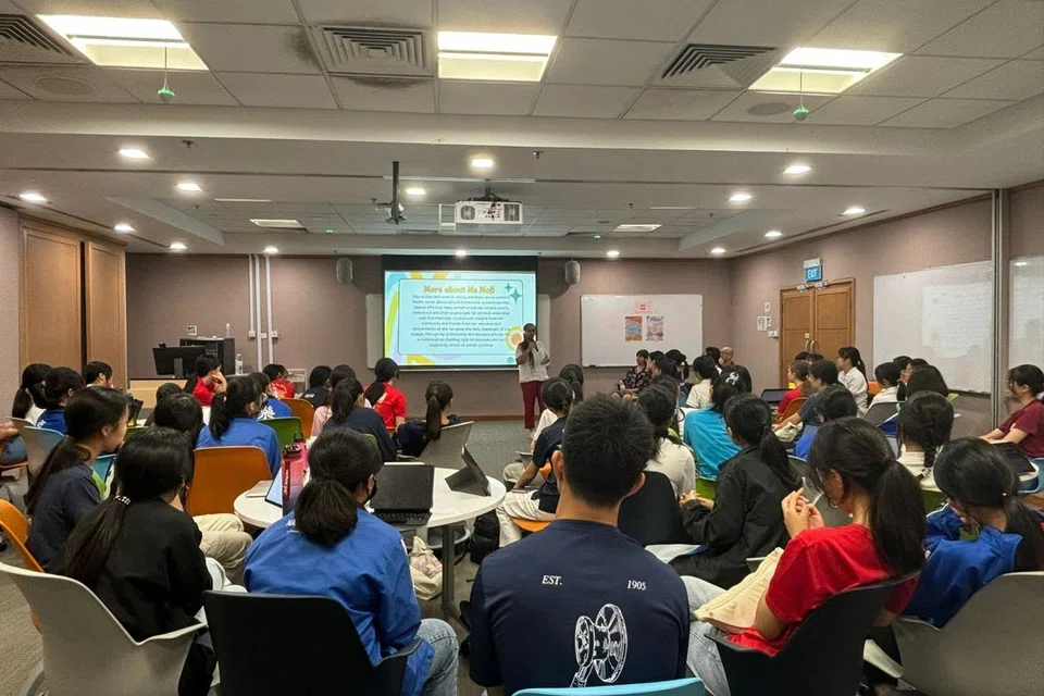 Salah satu sesi perkongsian yang dijalankan, Cik Namira Mohamad Marsudi, bersama mahasiswa Sekolah Perubatan Yong Loo Lin Universiti Nasional Singapura (NUS) menerusi sesi ‘WEtalk’, acara memperkasa wanita menerusi perbincangan.