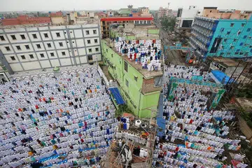 INDIA - SOLAT ATAS BUMBUNG: Umat Islam mengerjakan solat Aidilfitri di Howrah, Kolkata, India.- Foto-foto REUTERS, AFP
