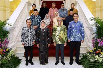 RAI JASA: Seramai sembilan individu daripada pelbagai latar belakang, termasuk Dr Ab Razak (baris paling belakang, tengah), disampaikan anugerah di upacara Anugerah Muis 2022 di Istana yang dihadiri Puan Halimah (baris depan, dua dari kiri). Turut hadir dalam majlis itu ialah (dari kiri) Encik Saat, Encik Masagos dan Encik Kadir. - Foto MUIS