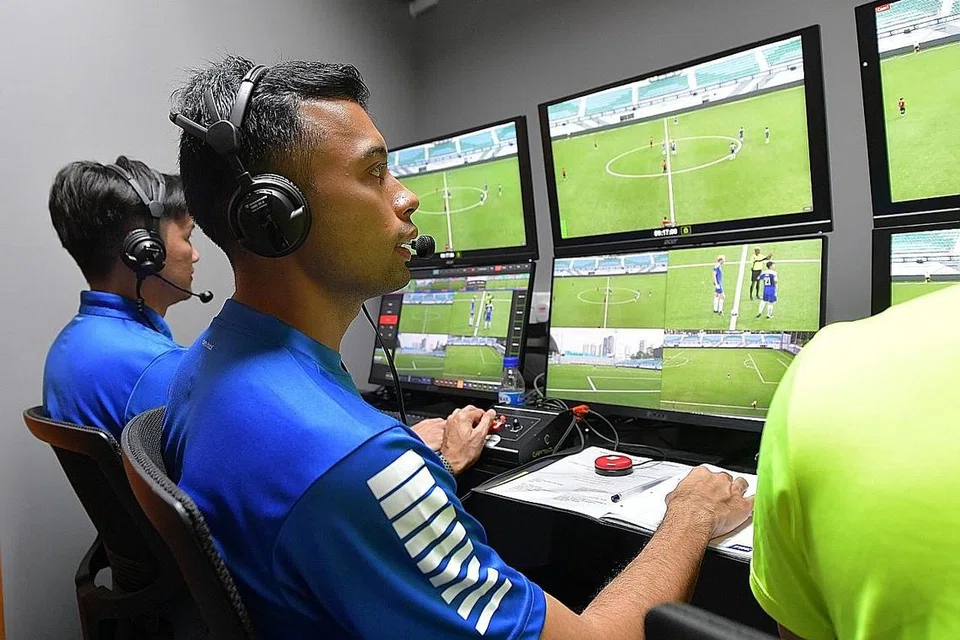 PERANAN PENTING: Taqi, yang baru-baru ini dipilih McDonalds Singapore menjadi sebahagian daripada kempen Piala Dunia mereka, adalah antara 24 pegawai perlawanan video yang bakal mengoperasi sistem video penolong pengadil (VAR) di kejohanan terbesar bola sepak dunia di Qatar itu bulan depan. - Foto BH oleh NUR DIYANA TAHA, ALPHONSUS CHERN