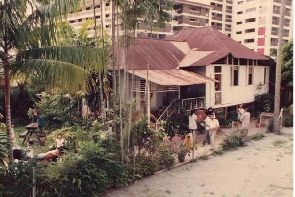 CONTOH RUMAH ORANG BUGIS: Rumah To'Man (Daeng Haji Sariiman Daeng Dasim), datuk saya di Lorong Mydin, yang pada mulanya berasal dari Pulau Tekong. Seni binanya adalah daripada ilham moyang saya, Daeng Dasim sendiri, keluarga keturunan Bugis, yang berasal dari Makassar. Gambar ini dipetik pada 1986. Rumah ini dirobohkan pada 1987 untuk memberi laluan kepada pembinaan perumahan moden. - Foto ihsan SARAFIAN SALLEH