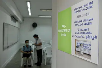 VAKSINASI: Data menunjukkan dengan mencapai perlindungan vaksinasi minimum berupaya rendahkan risiko penyakit serius, tidak kira jika ia jangkitan kali pertama atau jangkitan semula. - Foto fail