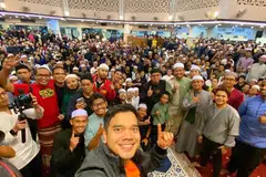 JADI IKUTAN: Kempen solat Subuh macam Jumaat yang digerakkan pelakon  dan pengacara Alif Satar (di depan) mendapat sambutan sangat menggalakkan daripada jemaah bukan saja di Malaysia, malah menular ke negara luar termasuk Singapura.